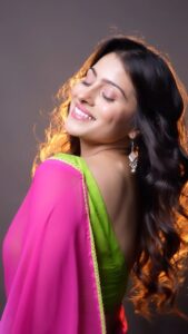 Aparna Dixit Instagram - Some songs bring out your most filmy side. 🤍 This song is the one for me. The video, location, direction, lyrics, the music, pretty sarees and everything is beyond PERFECT. 🌹 So sharing a piece of me on this masterpiece. Team Wearing @swadeshi_shringaar Styled by @yourstylistforever HMU @makeupstorybyroma Shot by @sagarfilms194 Location @s3.mumbai #tumkyamile #cassatasaree #filmy