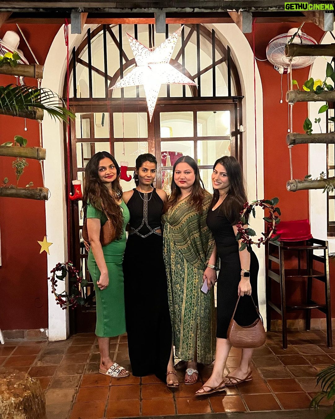 Aparna Dixit Instagram - A tale of beautiful walls and four friends, yummy dinner with no ends failed attempt of following trends and issues that our laughter mends. ♾️🤍 #pondicherry Pondicherry