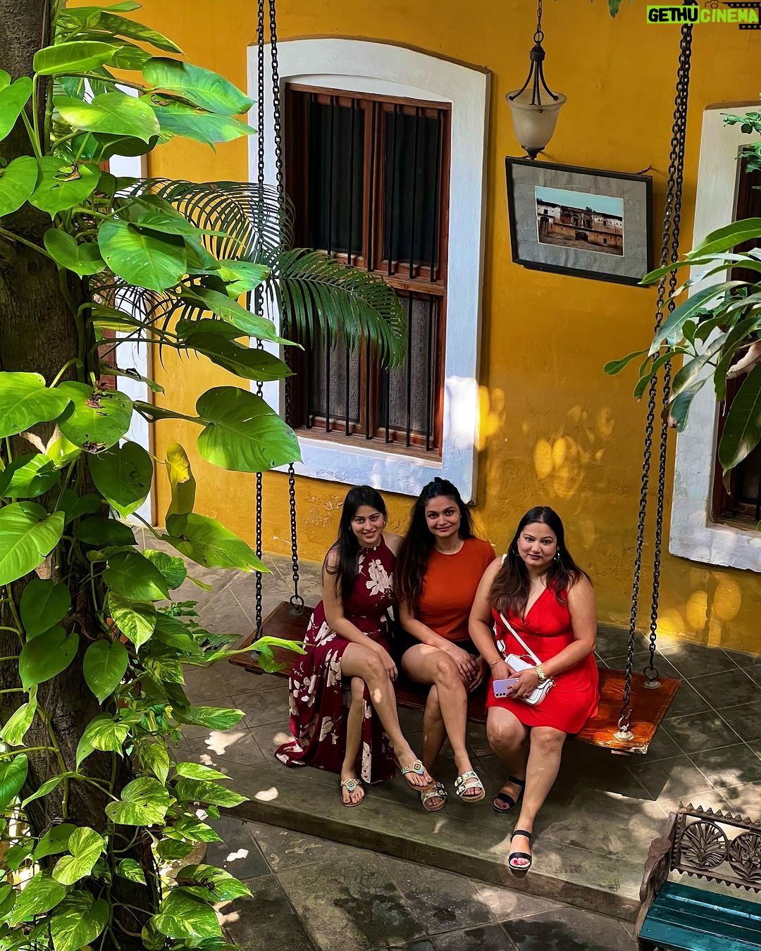 Aparna Dixit Instagram - A tale of beautiful walls and four friends, yummy dinner with no ends failed attempt of following trends and issues that our laughter mends. ♾️🤍 #pondicherry Pondicherry