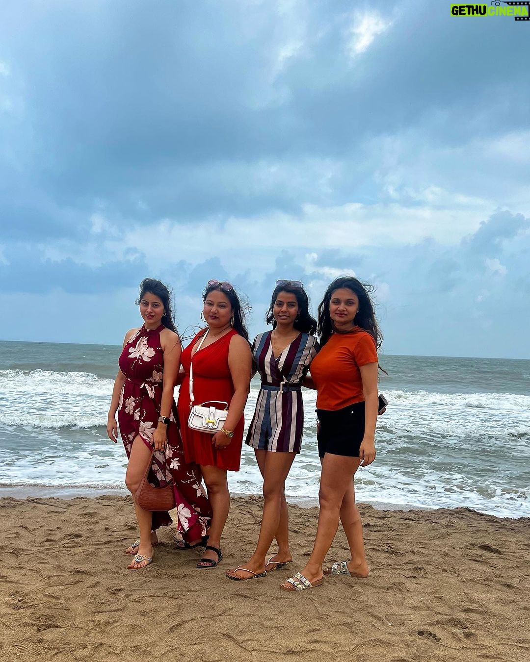 Aparna Dixit Instagram - A tale of beautiful walls and four friends, yummy dinner with no ends failed attempt of following trends and issues that our laughter mends. ♾️🤍 #pondicherry Pondicherry