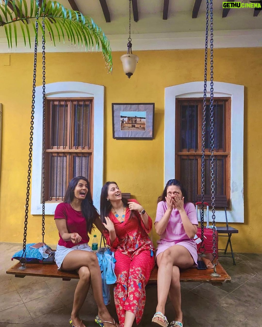 Aparna Dixit Instagram - A tale of beautiful walls and four friends, yummy dinner with no ends failed attempt of following trends and issues that our laughter mends. ♾️🤍 #pondicherry Pondicherry