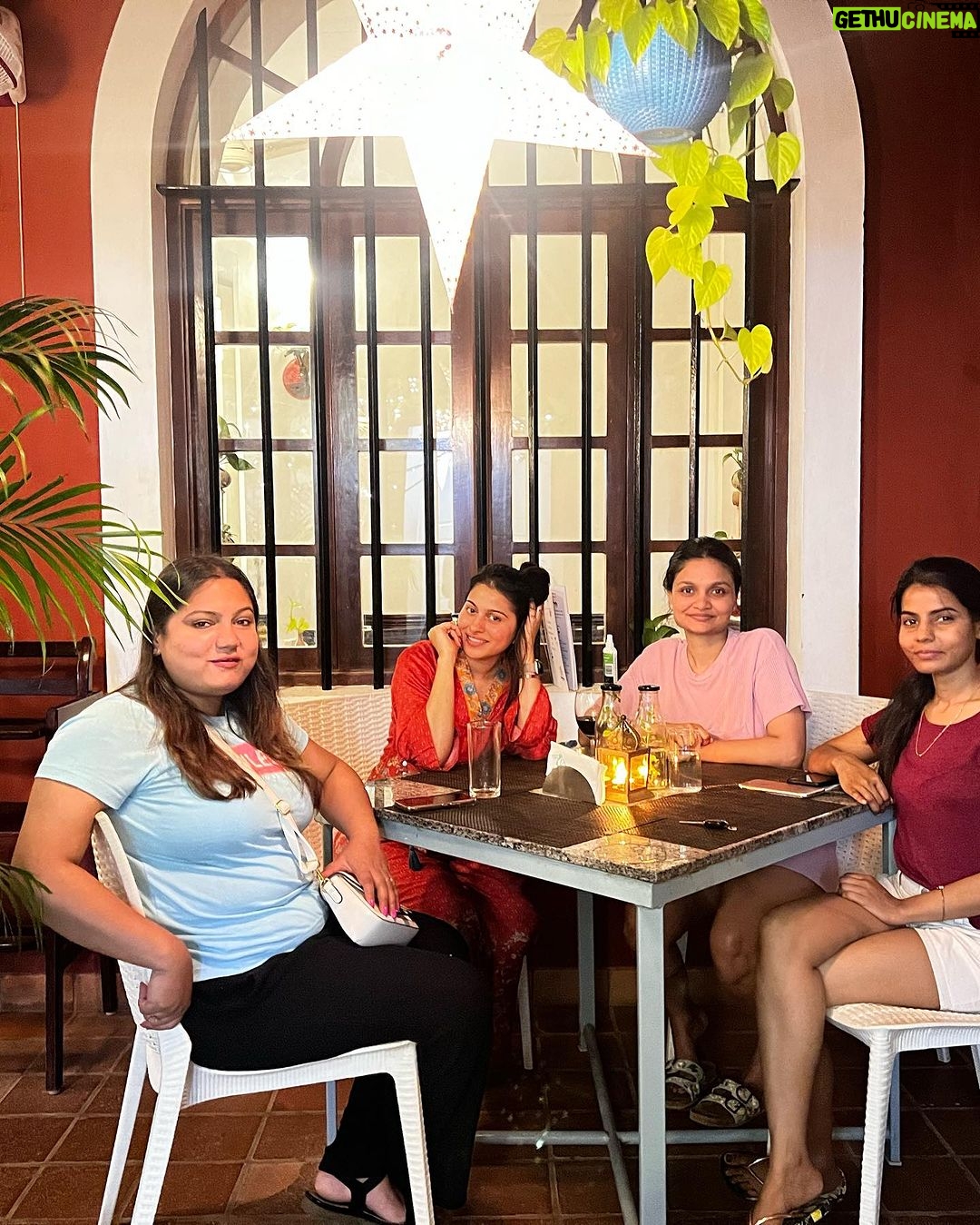 Aparna Dixit Instagram - A tale of beautiful walls and four friends, yummy dinner with no ends failed attempt of following trends and issues that our laughter mends. ♾️🤍 #pondicherry Pondicherry
