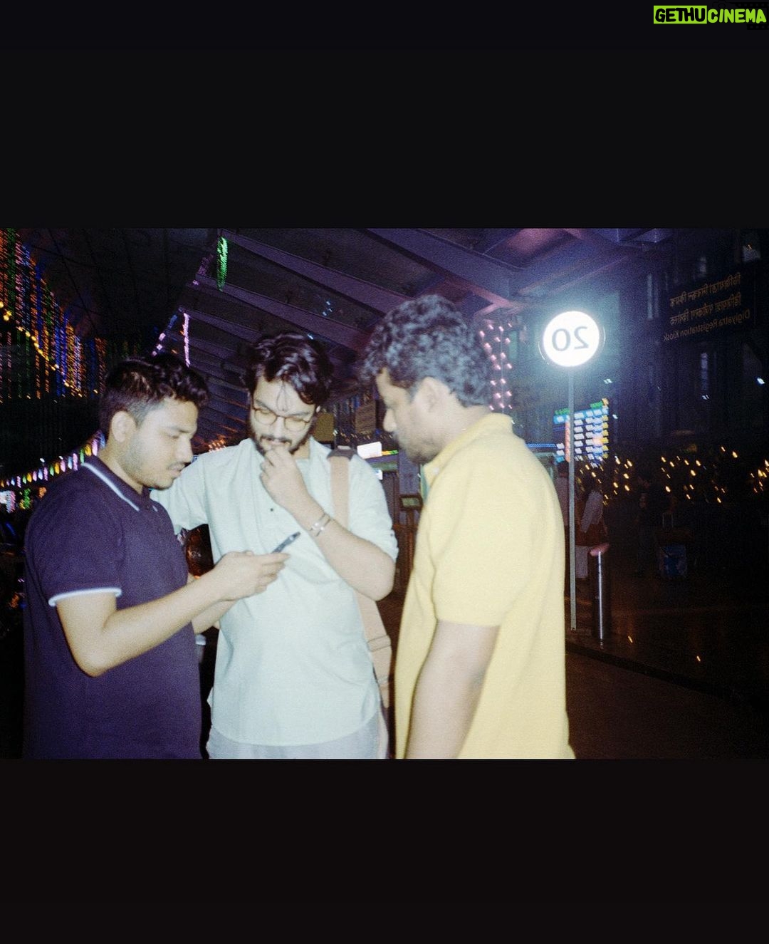 Apoorva Arora Instagram - फ्रॉम कोलकाता, विद लव फ्रॉम कल के आये लौंडे & co #shotonfilm 1- Everything is Ballygunge 2- My uncles discussing my meal timings so I can be fed before getting cranky 3- Sheru & Bhabhi 4- Princes Ghat one morning 5- Billo Rani 6- Jungle paani scenes @ Princep 7- Indian Coffee House 8- Everything is Ballygunge pt 2 9- Billo Rani pt 2 10- Pandal no. 4 Kodak Gold 200 Yashica T2 Developed by @zhenwei.film Kolkata