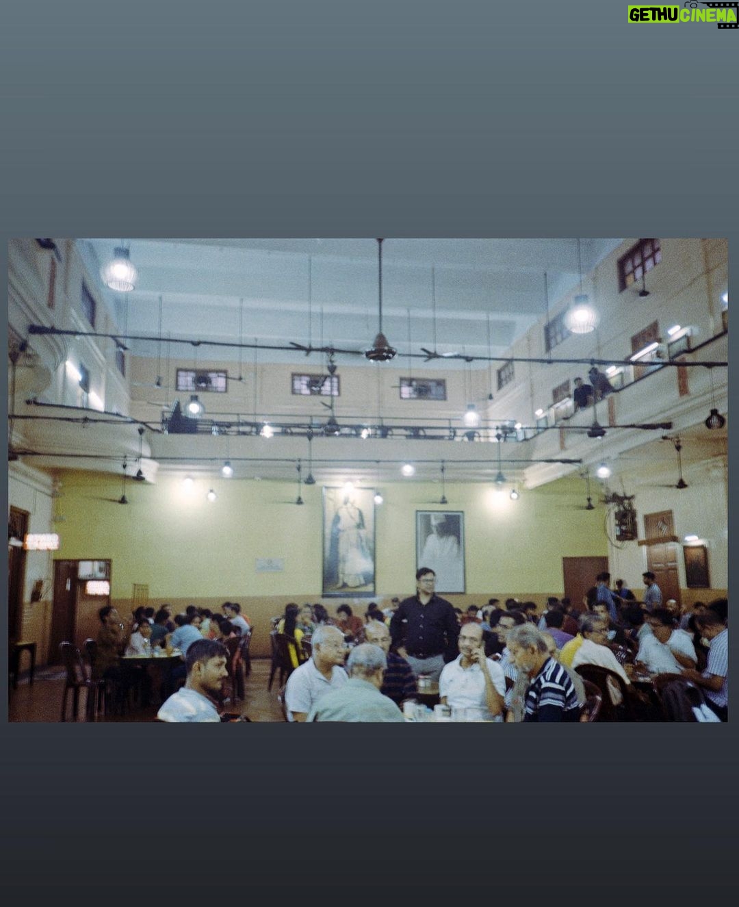 Apoorva Arora Instagram - फ्रॉम कोलकाता, विद लव फ्रॉम कल के आये लौंडे & co #shotonfilm 1- Everything is Ballygunge 2- My uncles discussing my meal timings so I can be fed before getting cranky 3- Sheru & Bhabhi 4- Princes Ghat one morning 5- Billo Rani 6- Jungle paani scenes @ Princep 7- Indian Coffee House 8- Everything is Ballygunge pt 2 9- Billo Rani pt 2 10- Pandal no. 4 Kodak Gold 200 Yashica T2 Developed by @zhenwei.film Kolkata