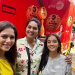 Archana Chandhoke Instagram - வண்டி கெளம்பிருச்சு...உங்க Area-ku நம்ம வண்டி வருது...!!! இதே மாதிரி நீங்களும் எங்க வண்டியோட ஒரு Selfie எடுத்து Zee Tamil Page-ah Collab பண்ணுங்க...!!!🧡🔥 Zee Tamil குடும்ப விருதுகள் 2023. #ZeeTamilKudumbaVirudhugal2023 #ZTKV #ZTKV2023 #ZeeTamil