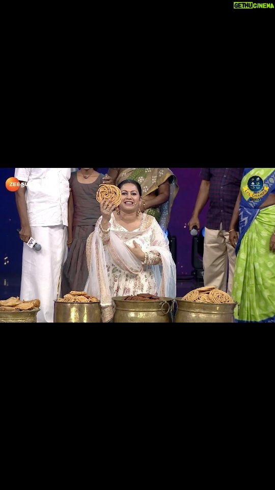 Archana Chandhoke Instagram - பார் முழுசா சந்திரமுகியா மாறியிருக்குற Acchuma-va பார்...!!!🤣 Saregamapa Lil Champs | Dedication Round | Saturday and Sunday at 7pm. #SaregamapaLilChamps3 #SaregamapaLilChamps #Abhirami #Saindhavi #SriNivas #VijayPrakash #Snehan #Archana #SathishAndBand #ZeeTamil