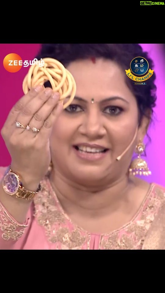Archana Chandhoke Instagram - சோறு முக்கியம் பிகிலு...!!!😂💯 Saregamapa Lil Champs | Saturday and Sunday at 7pm. #SaregamapaLilChamps3 #SaregamapaLilChamps #Abhirami #Saindhavi #SriNivas #Haricharan #Archana #SathishAndBand #Karunya #ZeeTamil