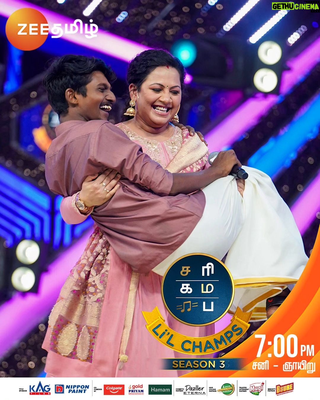 Archana Chandhoke Instagram - தூக்கிட்டு வாங்கடா அந்த செல்லத்த...!!!😂❤️ Saregamapa Lil Champs | Senior Vs Junior Round | Saturday And Sunday at 7pm. #SaregamapaLilChamps3 #SaregamapaLilChamps #Abhirami #Saindhavi #SriNivas #Haricharan #Archana #SathishAndBand #Manikandan #ZeeTamil
