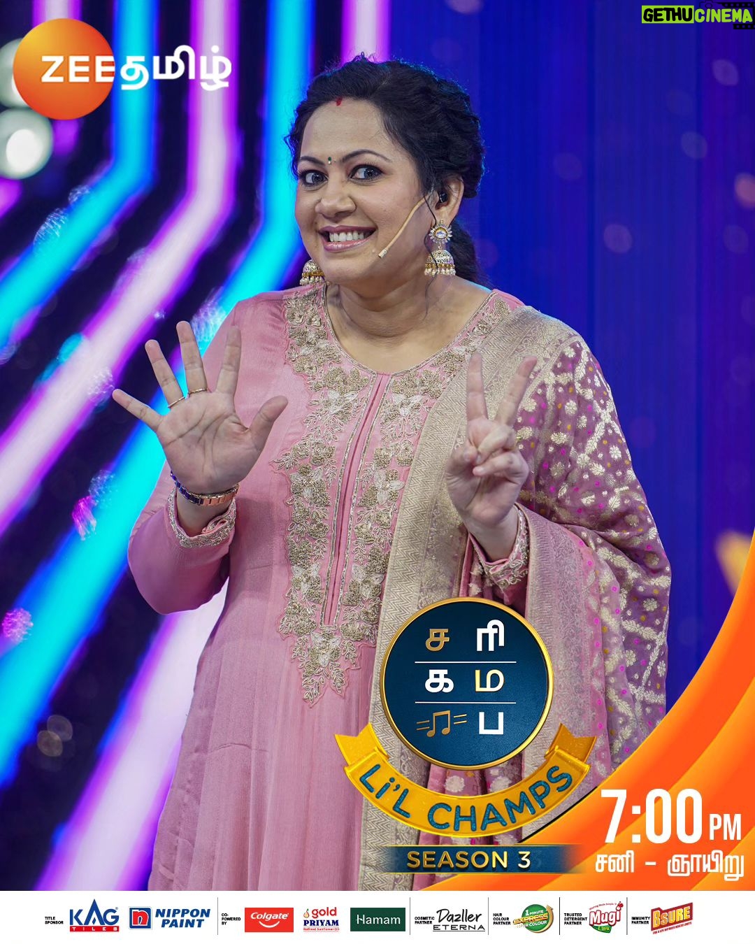Archana Chandhoke Instagram - 🖐🏻+✌🏻= இந்த Weekend 7 மணிக்கு மறக்காம பாருங்க நம்ம Saregamapa...!!!💯 Saregamapa Lil Champs | Senior Vs Junior Round | Saturday And Sunday at 7pm. #SaregamapaLilChamps3 #SaregamapaLilChamps #Abhirami #Saindhavi #SriNivas #Haricharan #Archana #SathishAndBand #ZeeTamil