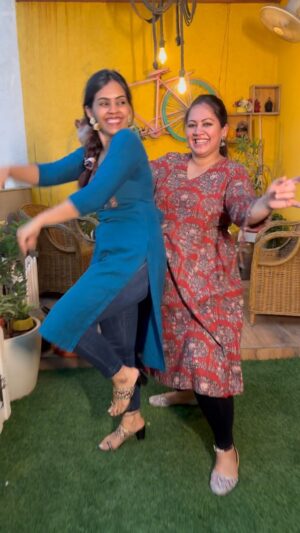 Archana Chandhoke Instagram - GenZ kum tough kuduppom, enga Gen eh thooki veppom…eppudi? 🤣🤣🤣

#dance #dancer #dancersofinstagram #kaavaalaa #tamil