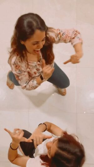 Archana Chandhoke Instagram - had to do this trend and i loved risking my phone by keeping it on the fan 🤣

with favourite @anita_chandhoke 

idea credits : @chinepaiyenofficial @sante_augustine