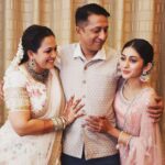 Archana Chandhoke Instagram – What you want more than a FAMILY 💝🥰
A complete profile ❤️💛
#archanachandhoke @archanachandhoke @zaaravineet.offl #vineeth Marriage Party