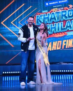 Archana Gautam Instagram - Meri Khatron ke Khiladi season 13 ki journey bhut kamal ki thi , I enjoyed and thank you so much my all fans and @colorstv or @itsrohitshetty sir yeh aapke pyaar ke Bina Adhuri thi 🙏🏻🙏🏻🙏🏻 Styling by - @stylebysaachivj Makeup & Hair - @abhishekindu Outfit: @estrella_luxurycouture Jewellery: @azotiique Team: @sanzimehta777 @styledbynikinagda Mumbai, Maharashtra