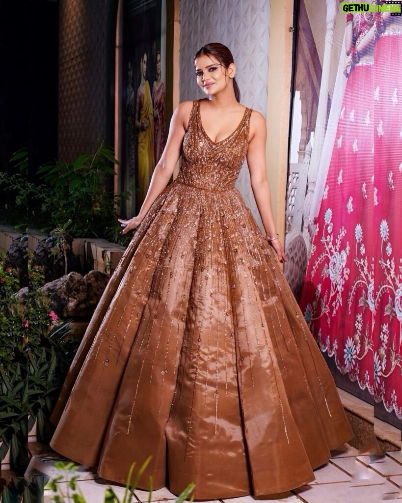 Archana Gautam Instagram - Brown Cinderella look 🤗 💄MUA , Hair & Styling :- @nehaadhvikmahajan 👗Gown :- @neerusindia India