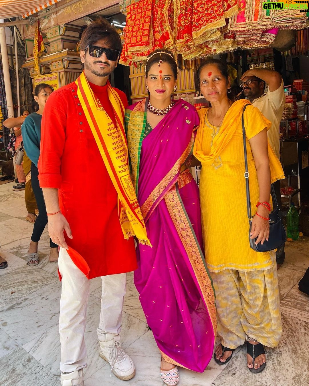 Archana Gautam Instagram - Khatro se ladne ke liye meri dono maao ka ashirwaad hona bhut jaruri hai.. 🙏🏻🙏🏻🙏🏻 Jai Mata di @sunita_gautam05 India