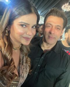 Archana Gautam Instagram - Salmaan Sir se phir se milke bhut acha laga 🙏🏻🙏🏻🙏🏻 @beingsalmankhan , @babasiddiqueofficial , @zeeshansiddique #archanagautam #salmankhan #babasiddiqueiftari Makeup by - @abhishekindu Hair - @theglamlabsalon Style - @stylingcityy Outfit- @krupa_jain India