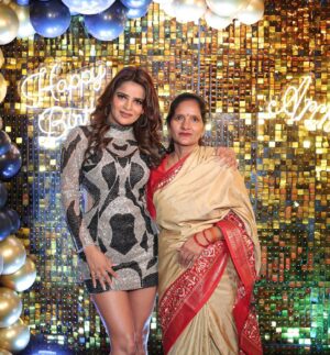 Archana Gautam Instagram - Birthday pics with family 🫶🏻😘❤️ #happybirthday 

All About My Birthday Look
🎉 🎊🎂
Styled By :- @nehaadhvikmahajan
👗Outfit:- @nikhitatandon 
Makeup & Hair - @saiyed7298