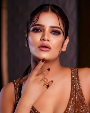 Archana Gautam Instagram - Brown Cinderella look 🤗 
💄MUA , Hair & Styling :- 
@nehaadhvikmahajan 
👗Gown :- @neerusindia
