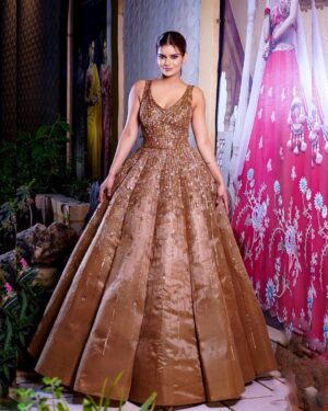 Archana Gautam Instagram - Brown Cinderella look 🤗 
💄MUA , Hair & Styling :- 
@nehaadhvikmahajan 
👗Gown :- @neerusindia