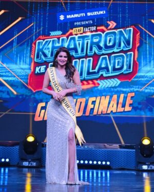 Archana Gautam Instagram - Meri Khatron ke Khiladi season 13 ki journey bhut kamal ki thi , I enjoyed and thank you so much my all fans and @colorstv or @itsrohitshetty sir yeh aapke pyaar ke Bina Adhuri thi 🙏🏻🙏🏻🙏🏻 
Styling by - @stylebysaachivj 
Makeup & Hair - @abhishekindu 
Outfit: @estrella_luxurycouture
Jewellery: @azotiique 
Team: @sanzimehta777  @styledbynikinagda