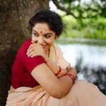 Archana Kavi Instagram - 𝐚𝐧 𝐨𝐫𝐝𝐢𝐧𝐚𝐫𝐲 𝐖𝐎𝐌𝐀𝐍❗️ . . Featuring ARCHANA KAVI @archanakavi Concept & DOP: @a_isography CC: @jaanki_sarees_ MUA: @ayra_by_jashma Assistedby: @ashik_04_ #women #woman #womaninframe #actress #malayalamactress