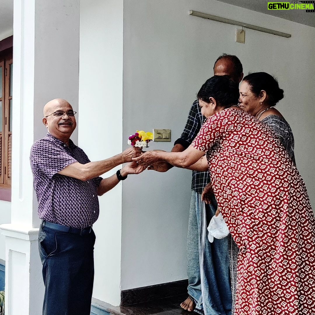 Archana Kavi Instagram - It's a different feeling to see your parents receiving an award. Two days back my Appa was given Louis Cardeno Award for Lifetime Achievement in journalism. From picking his shirt for the event to waiting for his turn, everything gave me a glimpse of what he would have gone through while sending me to school the first time or watched me perform at events like a play fest or watching Neelathamara's first show. Whatever little writing skills I have is because I learnt from the best. He taught me the basics of reporting when I was in the junior building. This award didn't come as a surprise as it was long overdue. This truly is a testament to his dedication and contributions to this field. @jose_kaviyil ❤️ @rosamma.jose.33 @qvi_kaviashish @pearljazz_ritu . #family #father #prouddaughter #love Kochi, India