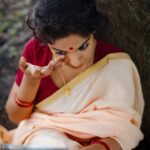 Archana Kavi Instagram - 𝐚𝐧 𝐨𝐫𝐝𝐢𝐧𝐚𝐫𝐲 𝐖𝐎𝐌𝐀𝐍❗️ . . Featuring ARCHANA KAVI @archanakavi Concept & DOP: @a_isography CC: @jaanki_sarees_ MUA: @ayra_by_jashma Assistedby: @ashik_04_ #women #woman #womaninframe #actress #malayalamactress