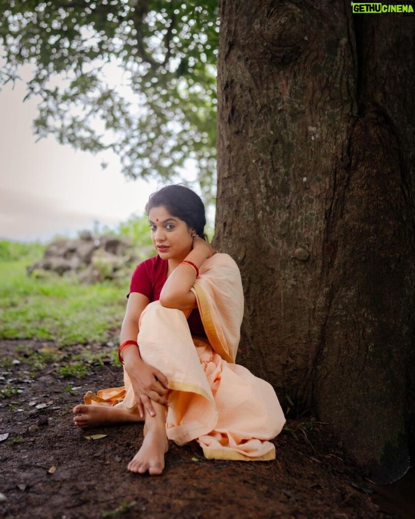 Archana Kavi Instagram - 𝐚𝐧 𝐨𝐫𝐝𝐢𝐧𝐚𝐫𝐲 𝐖𝐎𝐌𝐀𝐍❗ . . Featuring ARCHANA KAVI @archanakavi Concept & DOP: @a_isography CC: @jaanki_sarees_ MUA: @ayra_by_jashma Assistedby: @ashik_04_ #women #woman #womaninframe #actress #malayalamactress