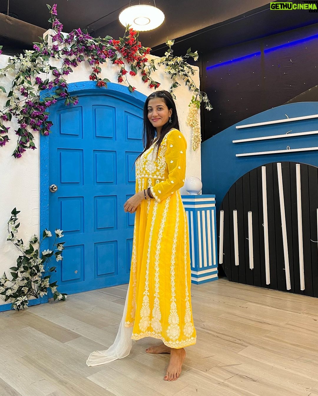 Archana Singh Rajput Instagram - इश्क़ नाज़ुक-मिज़ाज है बेहद अक़्ल का बोझ उठा नहीं सकता 🌸🌸🌸 Mumbai - मुंबई