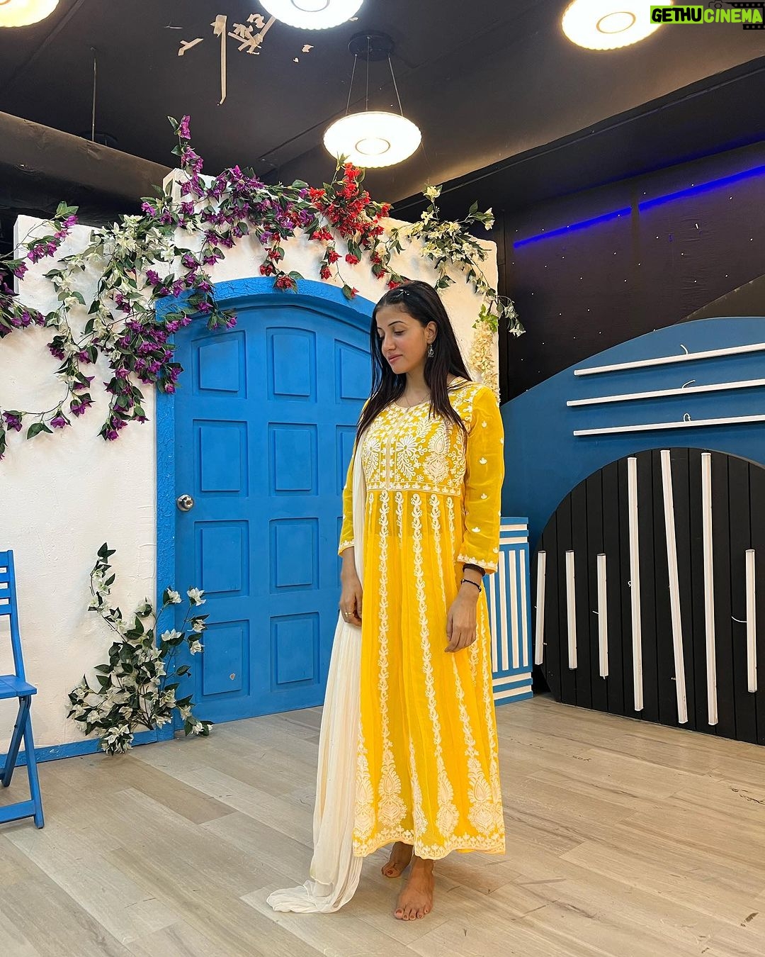 Archana Singh Rajput Instagram - इश्क़ नाज़ुक-मिज़ाज है बेहद अक़्ल का बोझ उठा नहीं सकता 🌸🌸🌸 Mumbai - मुंबई