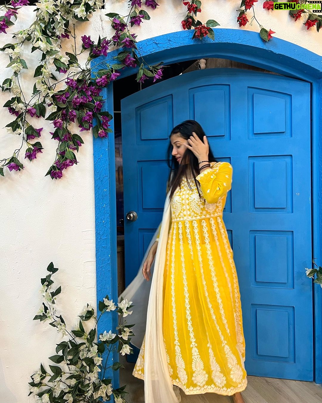 Archana Singh Rajput Instagram - इश्क़ नाज़ुक-मिज़ाज है बेहद अक़्ल का बोझ उठा नहीं सकता 🌸🌸🌸 Mumbai - मुंबई