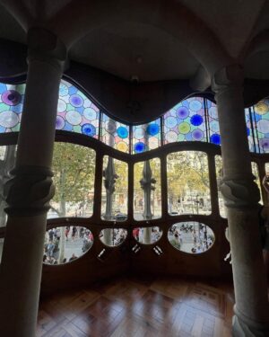 Ariah Agarwal Instagram - Thank Gaudi! I’m in Barcelona! 🇪🇸🌼☀️
.
.
.
#sagradafamilia #casabatllo #barcelona #spain