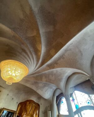 Ariah Agarwal Instagram - Thank Gaudi! I’m in Barcelona! 🇪🇸🌼☀️
.
.
.
#sagradafamilia #casabatllo #barcelona #spain