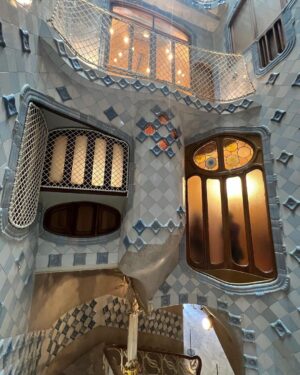 Ariah Agarwal Instagram - Thank Gaudi! I’m in Barcelona! 🇪🇸🌼☀️
.
.
.
#sagradafamilia #casabatllo #barcelona #spain