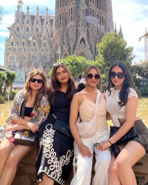 Ariah Agarwal Instagram - Thank Gaudi! I’m in Barcelona! 🇪🇸🌼☀️
.
.
.
#sagradafamilia #casabatllo #barcelona #spain