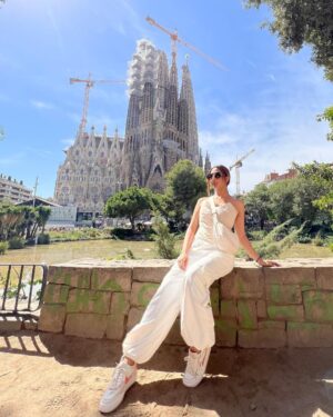 Ariah Agarwal Instagram - Thank Gaudi! I’m in Barcelona! 🇪🇸🌼☀️
.
.
.
#sagradafamilia #casabatllo #barcelona #spain