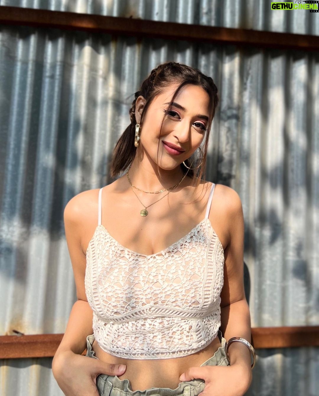 Ariah Agarwal Instagram - Aa rahi hai ‘DINKY DOLL’ 💅🏼 Lakhan ki mandali ki sabse over-excited member!!! 21st August se @officialjiocinema pe!!. . . (First pic of dinky from the show 🩷🕉️!! Special feels) . . #lakhanleelabhargava #lakhanleelabhargavabasnaamhikaafihai #dinkydoll