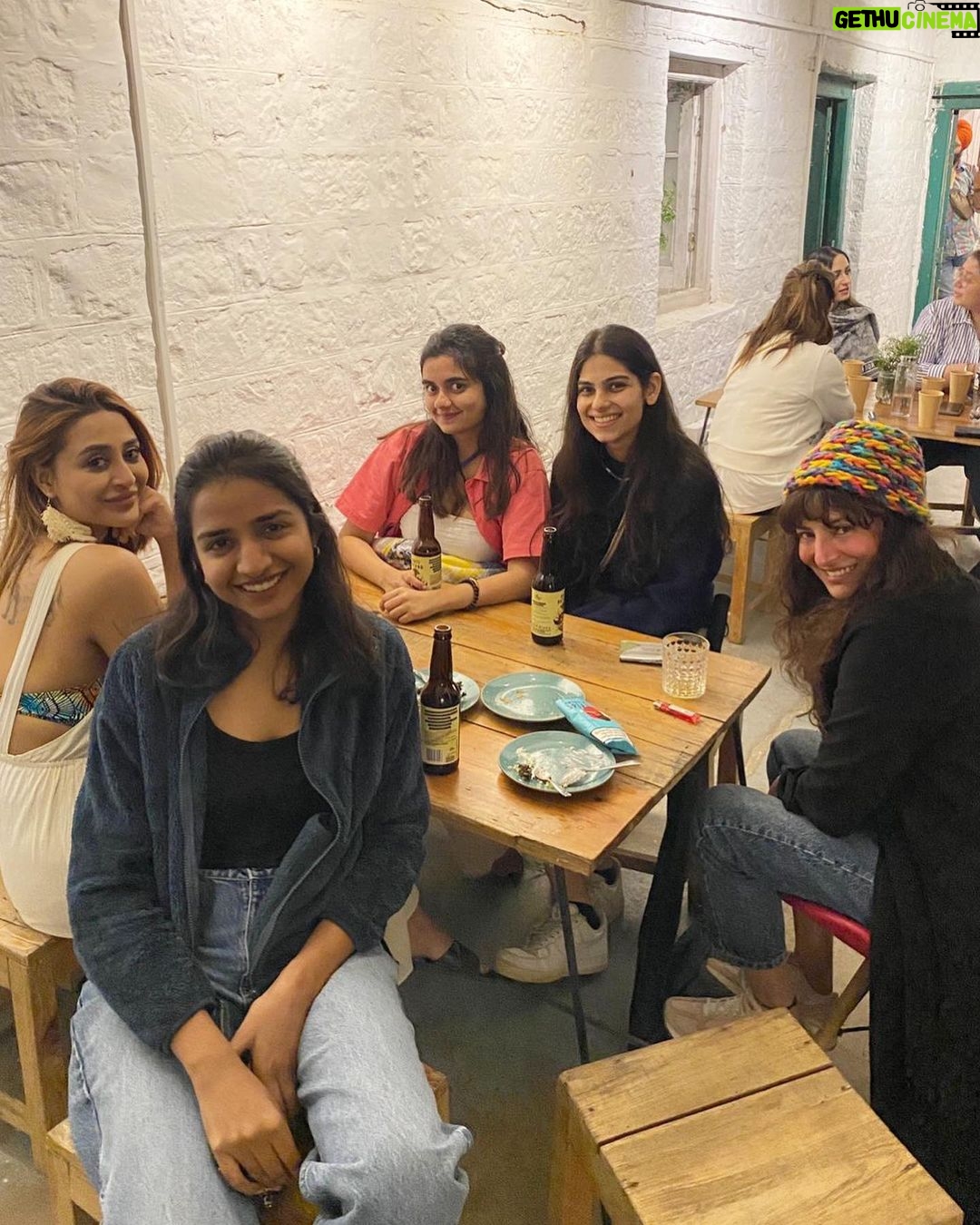 Ariah Agarwal Instagram - I seized the clay ✈️☁️🌧️🥶 Dharamkot • Mcleodganj • Dharamshala • Naddi . . . With a bunch of mad potters @dharamkotstudio #dharamkot #pottery #pasta #delhidelays #momos #israelifood #dhauladhar #travellocal #india Dharamshala Mcleodganj