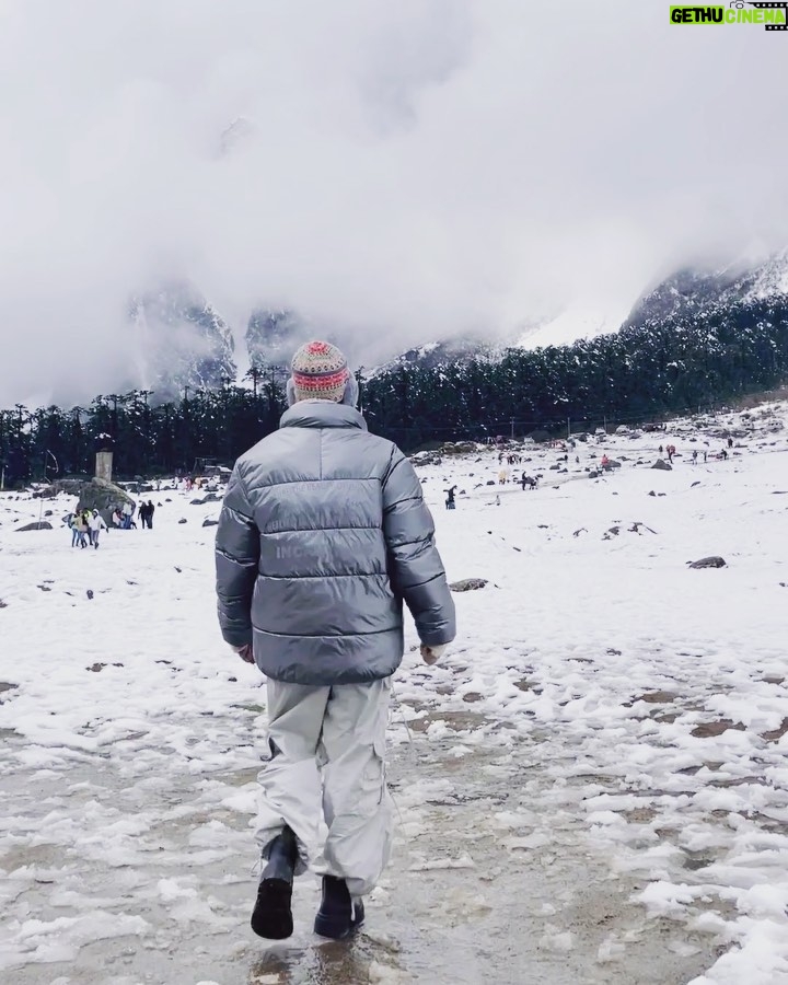 Ariah Agarwal Instagram - I was upto snow good ⛄️ Also, meet my cool friend (last slide) . . . #zeropoint #lachung #sikkim #northsikkim #yumthangvalley #snow #snow2023 #snowman Lachung , Zero Point , Yumthang Valley