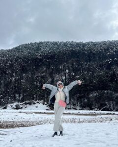 Ariah Agarwal Instagram - I was upto snow good ⛄️ Also, meet my cool friend (last slide) . . . #zeropoint #lachung #sikkim #northsikkim #yumthangvalley #snow #snow2023 #snowman Lachung , Zero Point , Yumthang Valley