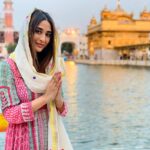 Ariah Agarwal Instagram - Sab thik hojayega 🙏🏼🧿 😇 . . . . #goldentemple #majestic #amritsar #punjab #ariahlove #ariahagarwal #blessed #grateful #thankyou Golden Temple