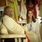 Ariah Agarwal Instagram - Gurudev - Hmmmmm Us- 😍😍😍🥺😅❤️‍🩹❤️ . . . . . #artofliving #Jaigurudev #srisriravishankar #lovehim