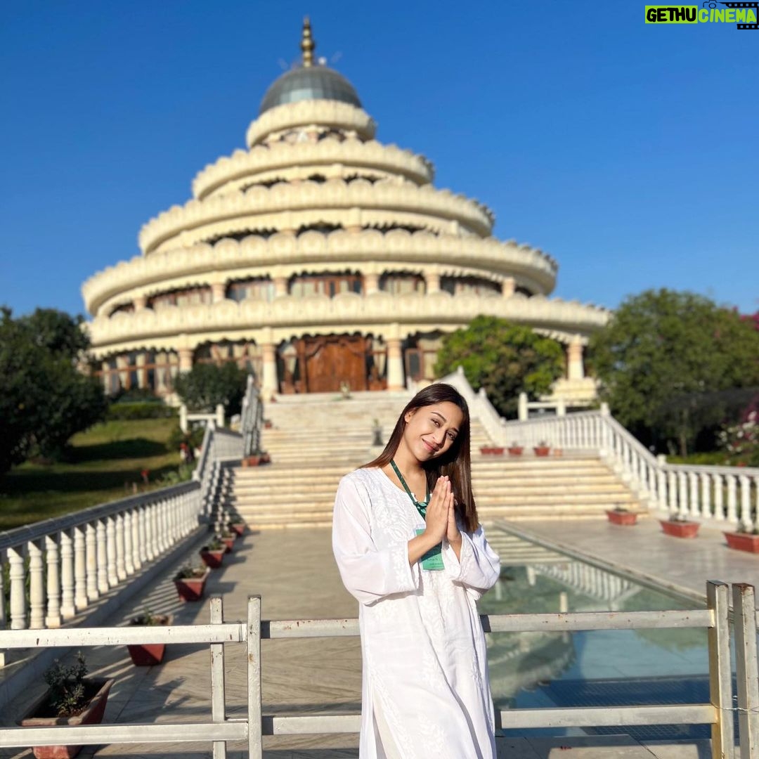 Ariah Agarwal Instagram - Gurudev - Hmmmmm Us- ππππ₯Ίπ
β€οΈβπ©Ήβ€οΈ . . . . . #artofliving #Jaigurudev #srisriravishankar #lovehim
