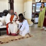 Ariah Agarwal Instagram - Gurudev - Hmmmmm Us- 😍😍😍🥺😅❤️‍🩹❤️ . . . . . #artofliving #Jaigurudev #srisriravishankar #lovehim