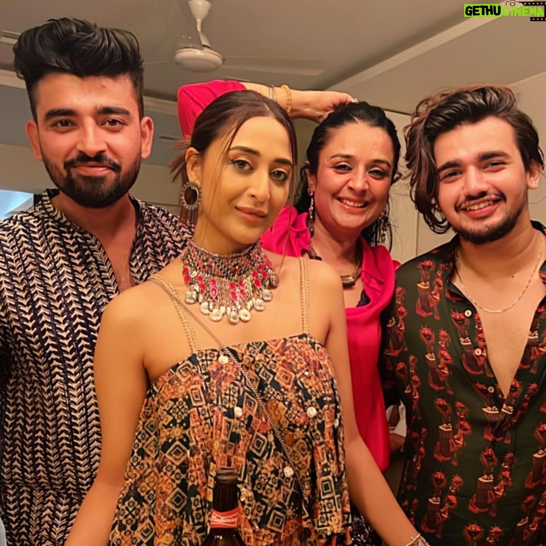 Ariah Agarwal Instagram - Shubh Deepawali 🪔 . . . . #Happydiwali #Diwali2022 #bestcrew #llb #ariahlove #ariahagarwal