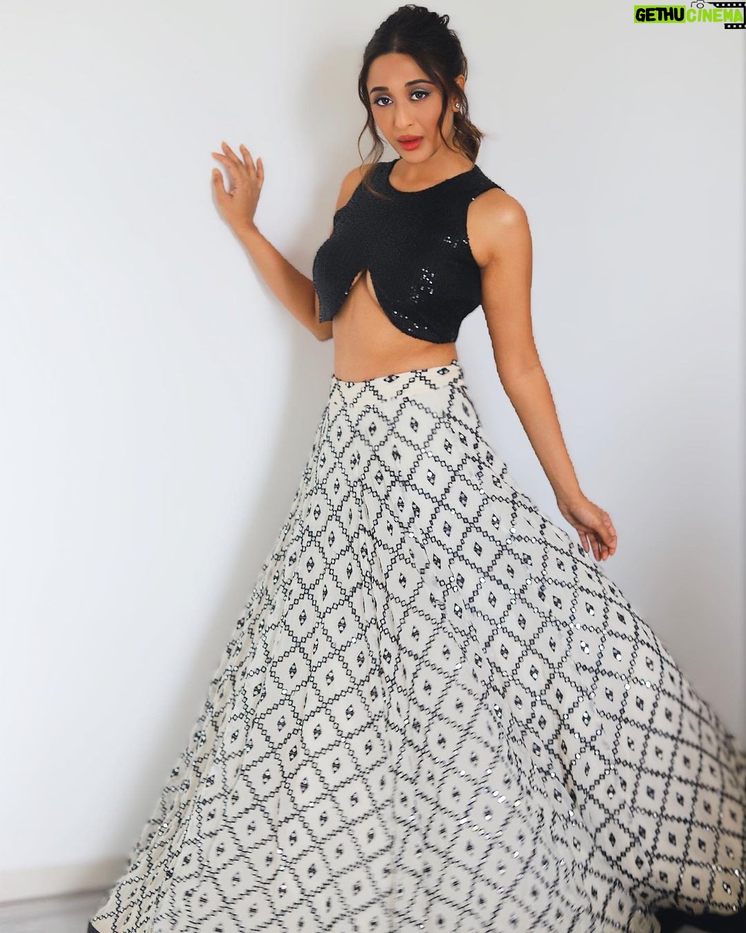 Ariah Agarwal Instagram - Swipe to see my pretty lehenga 🌙🧿 . . . @yeh_lehenga_nahi_mehenga @smitartist @mua_angel.20 @hg__photography.official #lehenga #indian #ariahlove #ariahagarwal