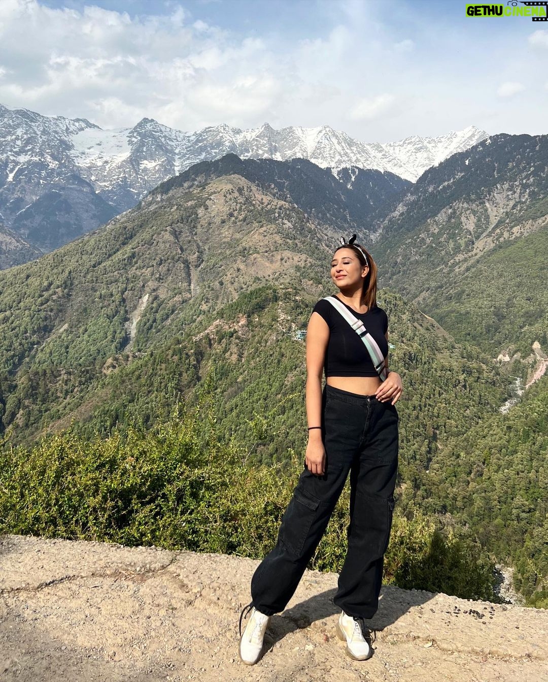 Ariah Agarwal Instagram - I seized the clay ✈️☁️🌧️🥶 Dharamkot • Mcleodganj • Dharamshala • Naddi . . . With a bunch of mad potters @dharamkotstudio #dharamkot #pottery #pasta #delhidelays #momos #israelifood #dhauladhar #travellocal #india Dharamshala Mcleodganj