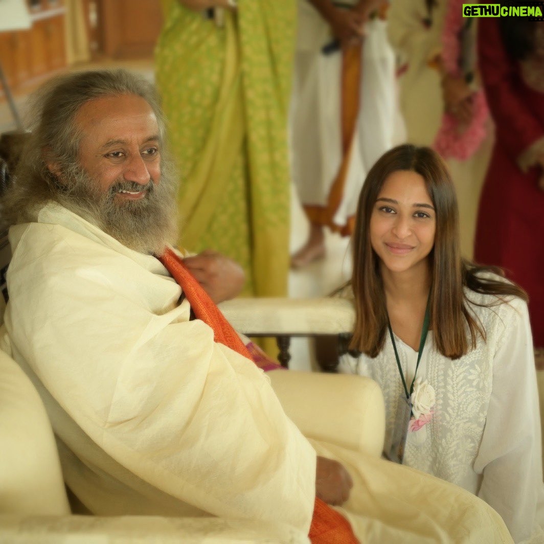 Ariah Agarwal Instagram - Gurudev - Hmmmmm Us- 😍😍😍🥺😅❤️🩹❤️ . . . . . #artofliving #Jaigurudev #srisriravishankar #lovehim