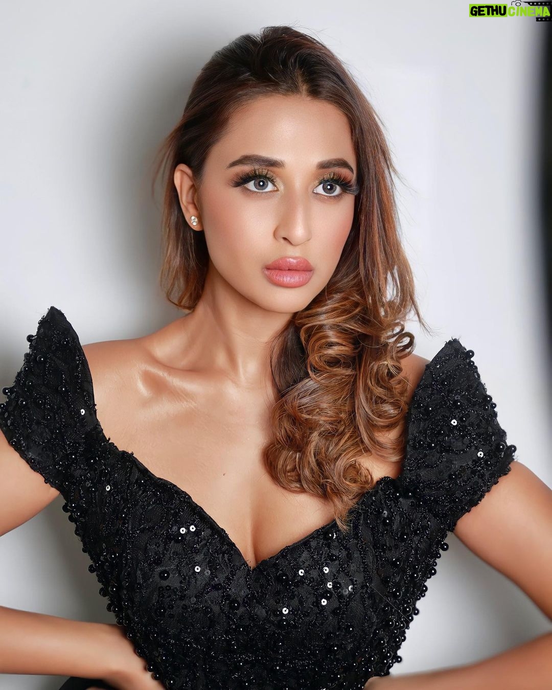 Ariah Agarwal Instagram - Magical Clavicle. Uh just google it 💅🏼 . . . #ariahagarwal #ariahlove