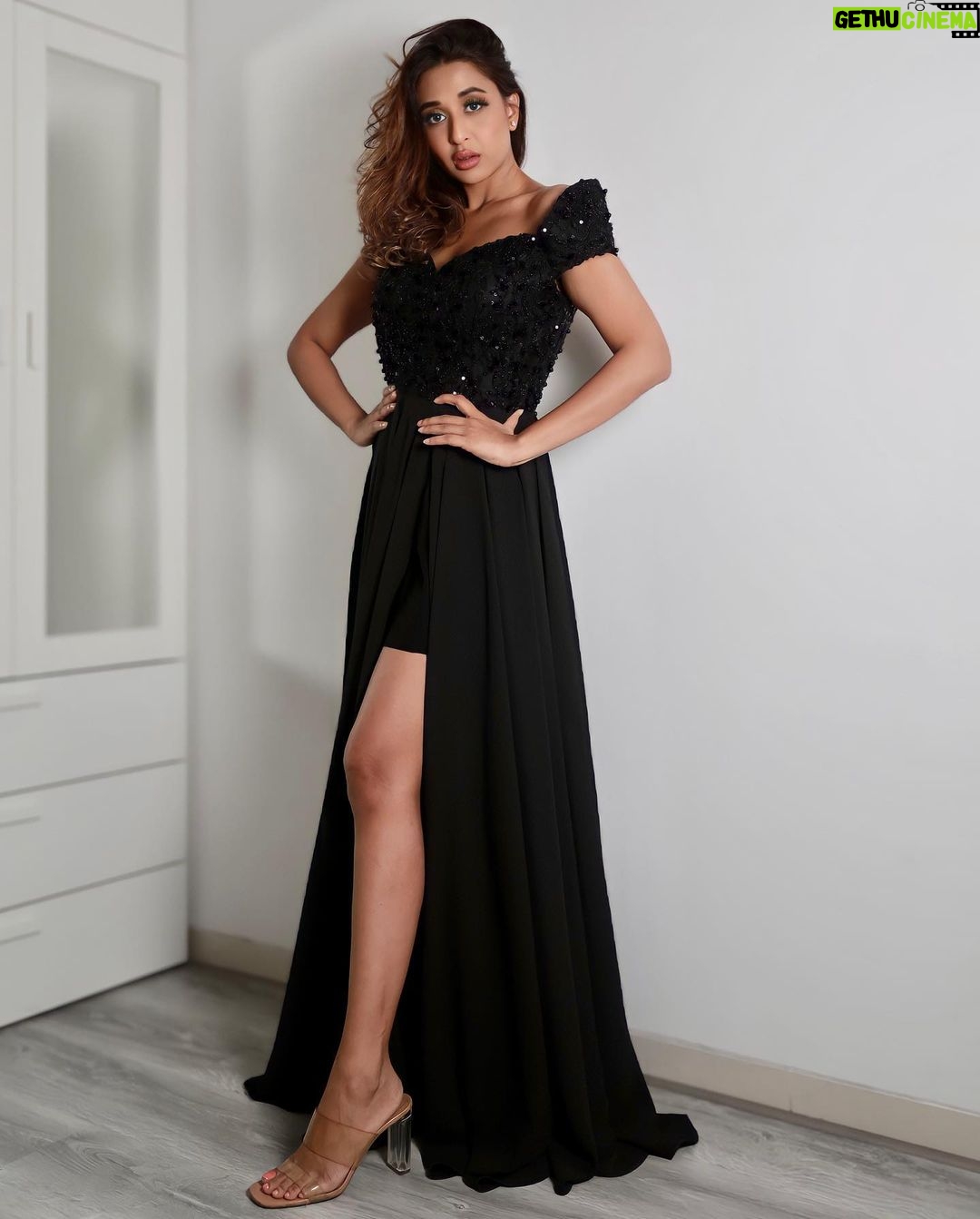 Ariah Agarwal Instagram - Attention to details please. Swipe🧿 Wearing this gorgeous outfit from @eyecandybyps MUA @smitartist 💋 Photography, editing & hair by my ❤️ @niralimanek_photography . . . . . #ariahlove #ariahagarwal #makeup #eyecandybyps #niralimanek #gown